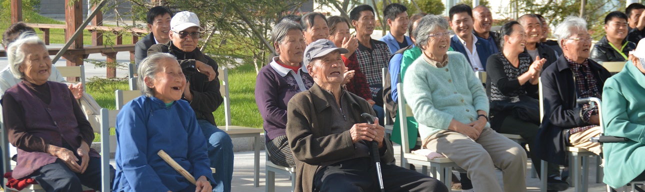 公主岭市第二社会福利服务中心老人观看社会文艺团体慰问演出.jpg